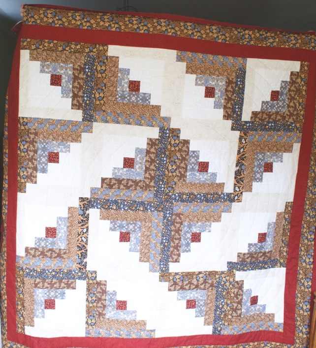 The whirligig log cabin, quilted and ready for the binding to be stitched down.
