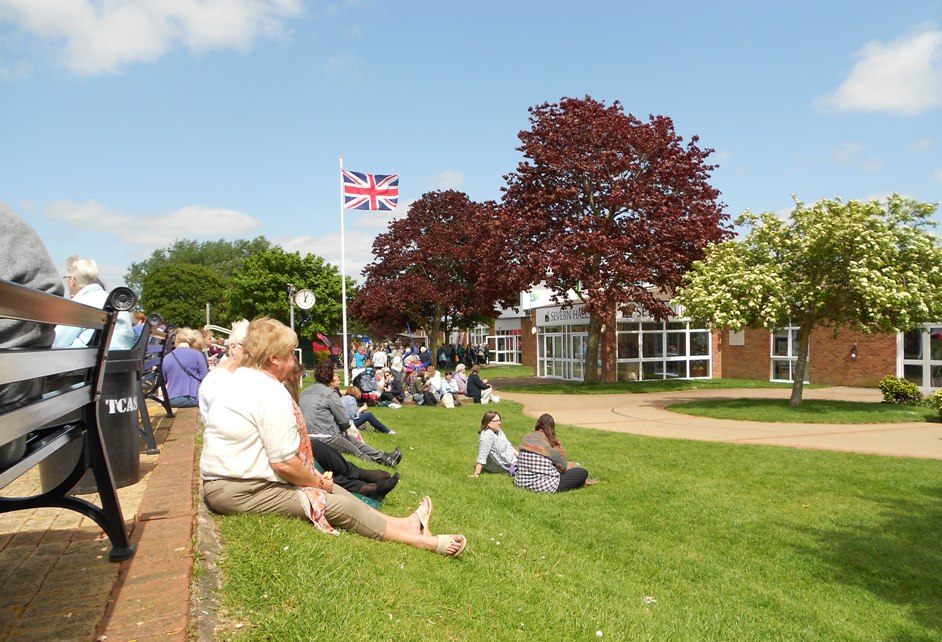 Taking a lunch break outside the exhibition hall - much more retail therapy and quilt gazing to do!