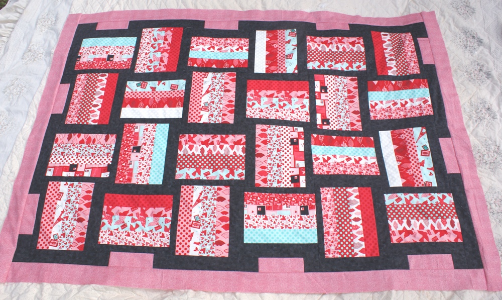 The completed quilt top - I'm calling it 'Love Is In The Air' to reflect the images of Paris and the carrier pigeons carrying love letters - not to mention all the hearts and lips!